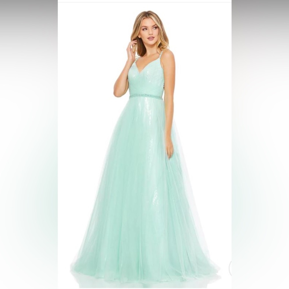 Mac Duggal New With Tags V-Neckline Tull Ballgown With Embellished Belt. Mint. 0
